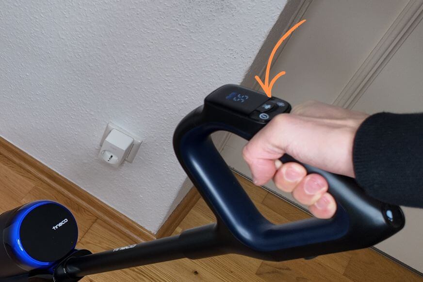 HydroBurst-Taste am Griff und Wasserstrahl aus dem Wischkopf - zeigt Spot-Reinigung für hartnäckige Flecken.